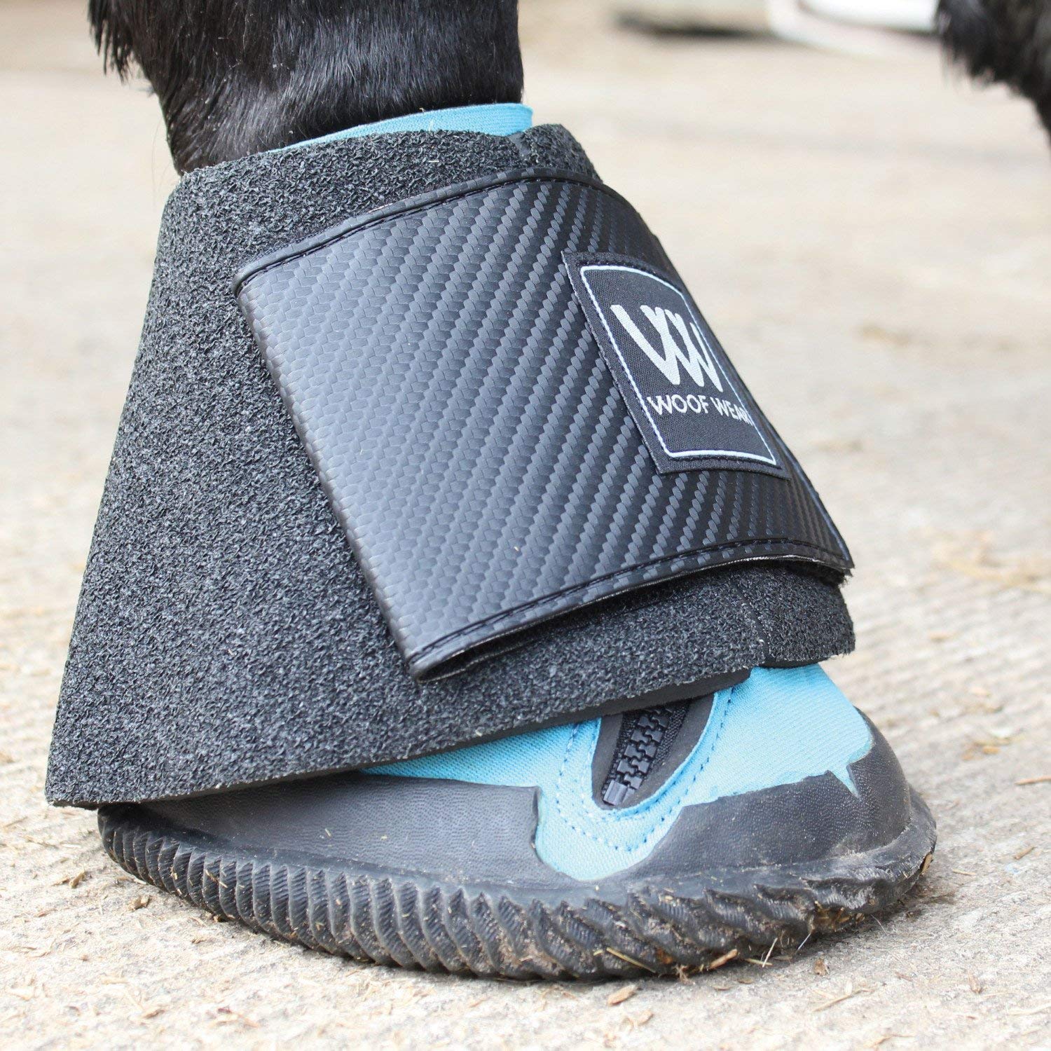 Cierre asimétrico de Woof Wear para ajuste seguro.