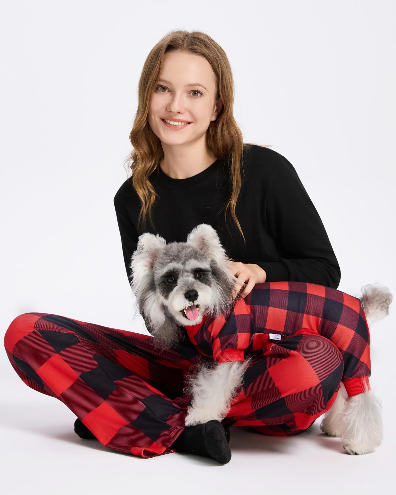XPUDAC modelo usando pijama con perro, perfecto para fotos festivas en casa