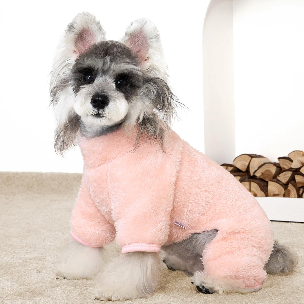 Suéter XPUDAC para perro con cuello alto fucsia, ideal para días fríos.