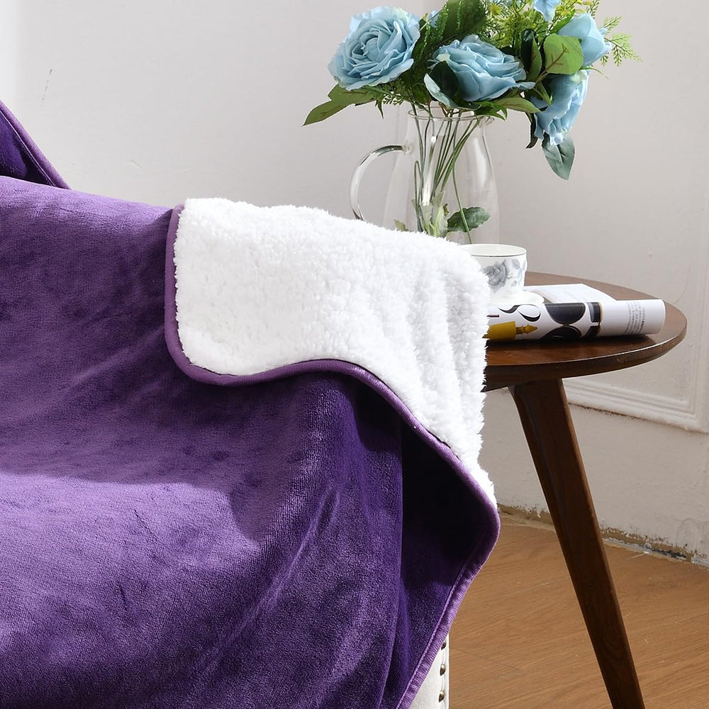 Diseño sherpa purpura oscuro Yaning para sofa y cama.