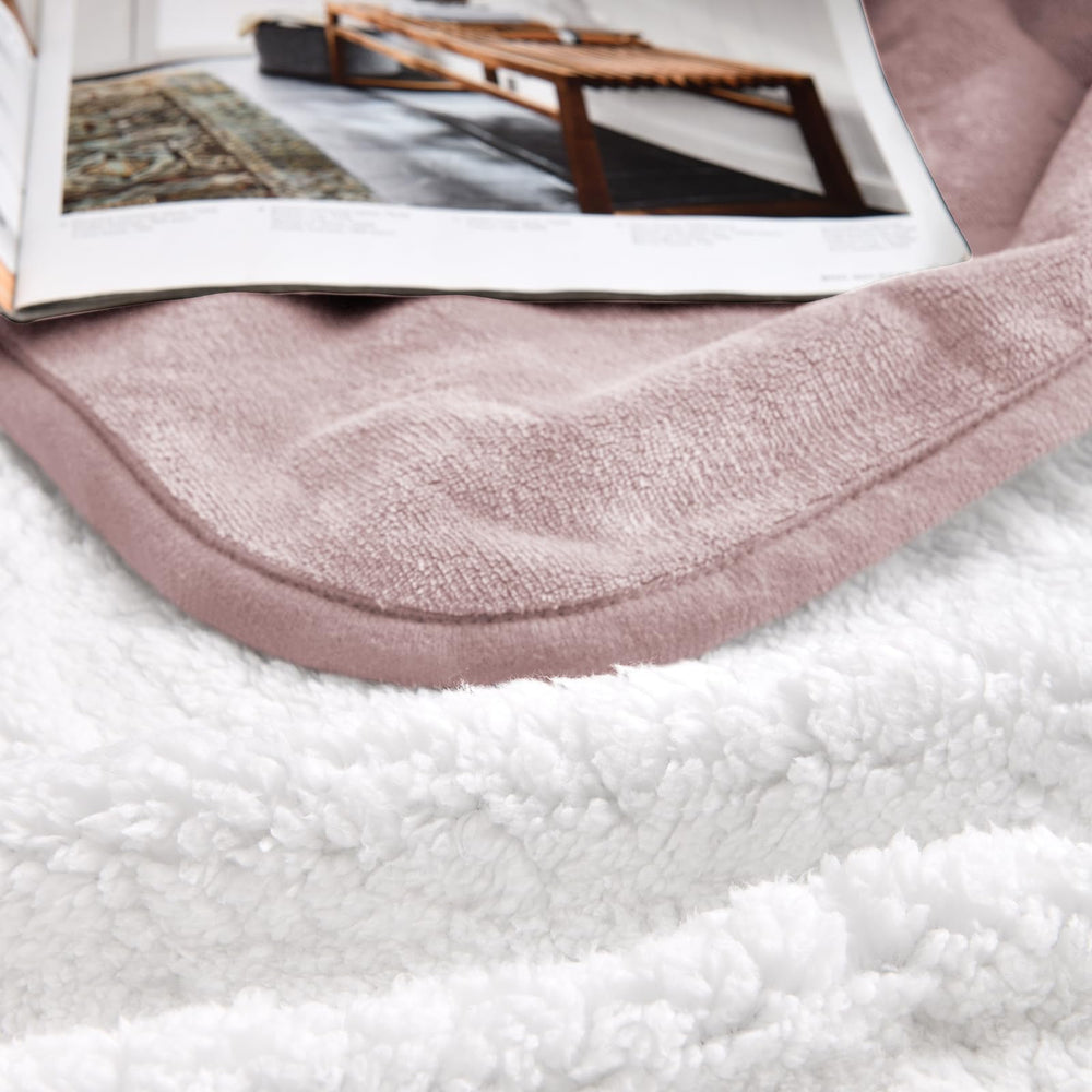 Manta Yaning sherpa rosa polvoriento, lado suave ideal para descansar junto a la familia.