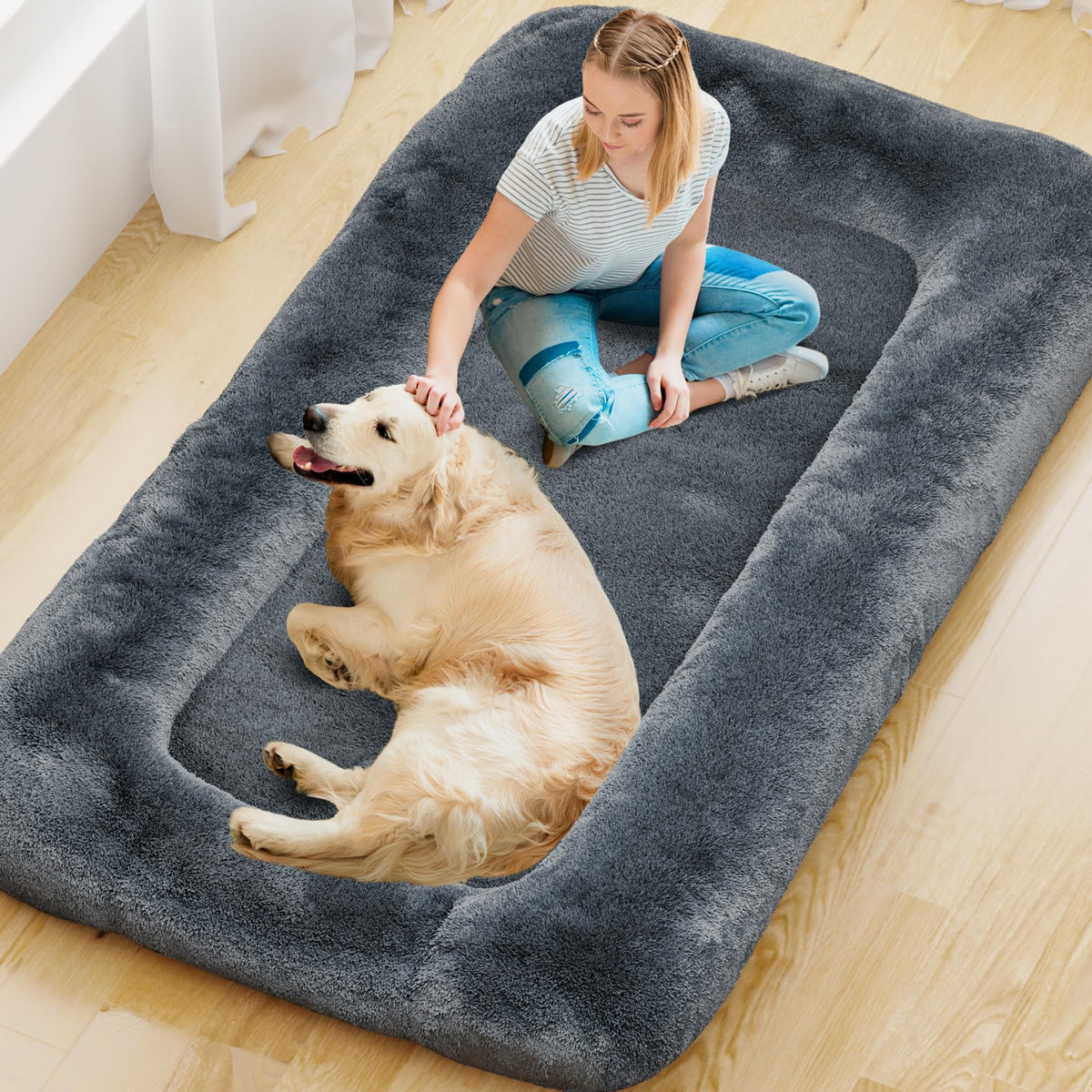 Cama humana YEFU con cobertura de piel sintética lavable para descansar junto a la mascota.