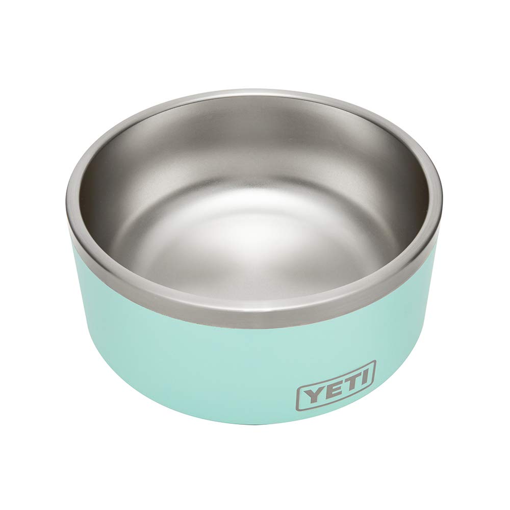 Capacidad de 64oz en el tazón YETI Boomer para comida o agua.