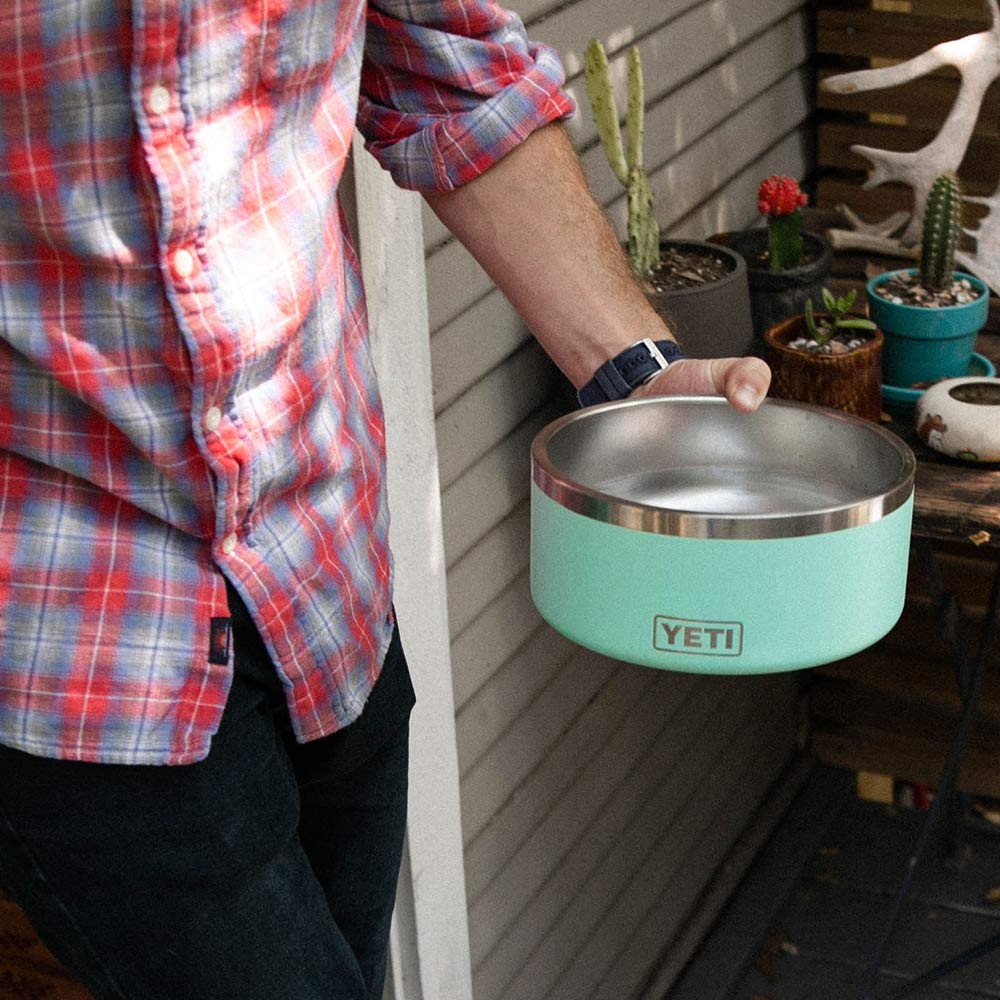 Uso diario de YETI Boomer para mascotas, ideal en casa o al aire libre.
