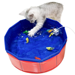 YeulYuuri gato interactuando con pez en piscina para estimular el juego