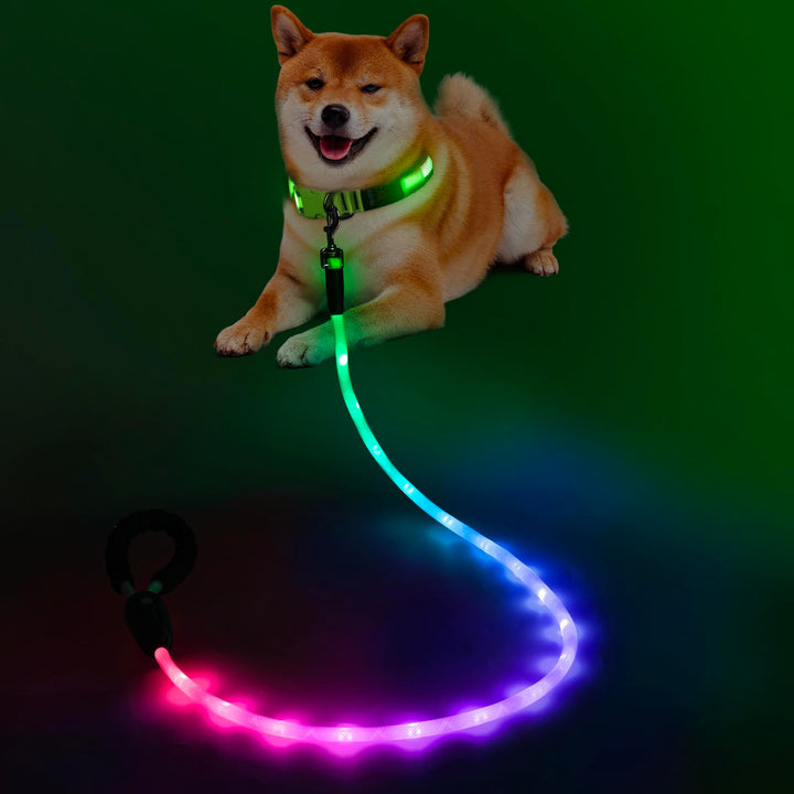 La correa LED de YFbrite para perro con luz de 5 ft mejora la visibilidad en paseos nocturnos.