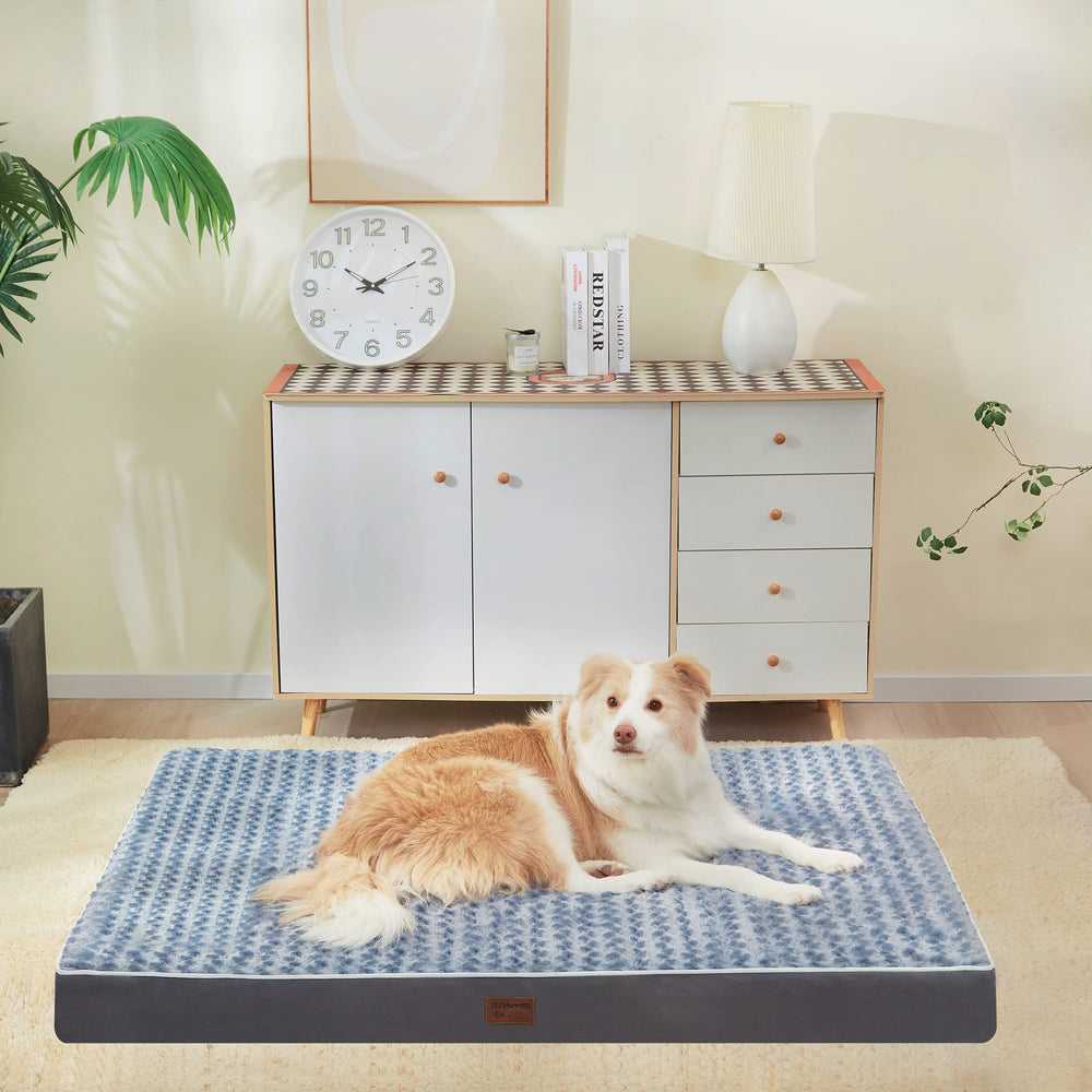 Perro probando la cama YIZHUOPET dentro de la jaula para mayor tranquilidad.