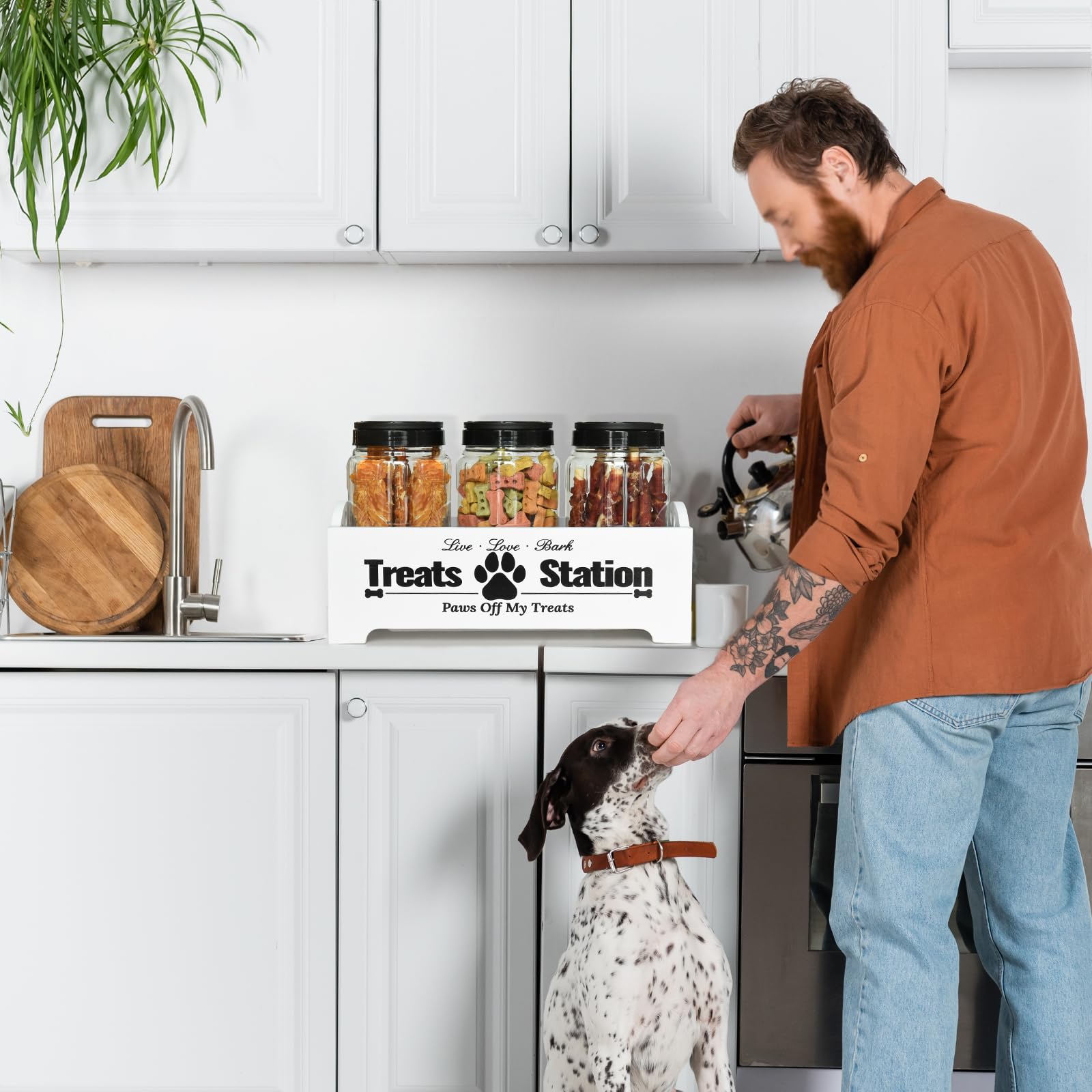 Diseño rústico de Y&ME YM para la cocina, añade un toque decorativo al área de comida.