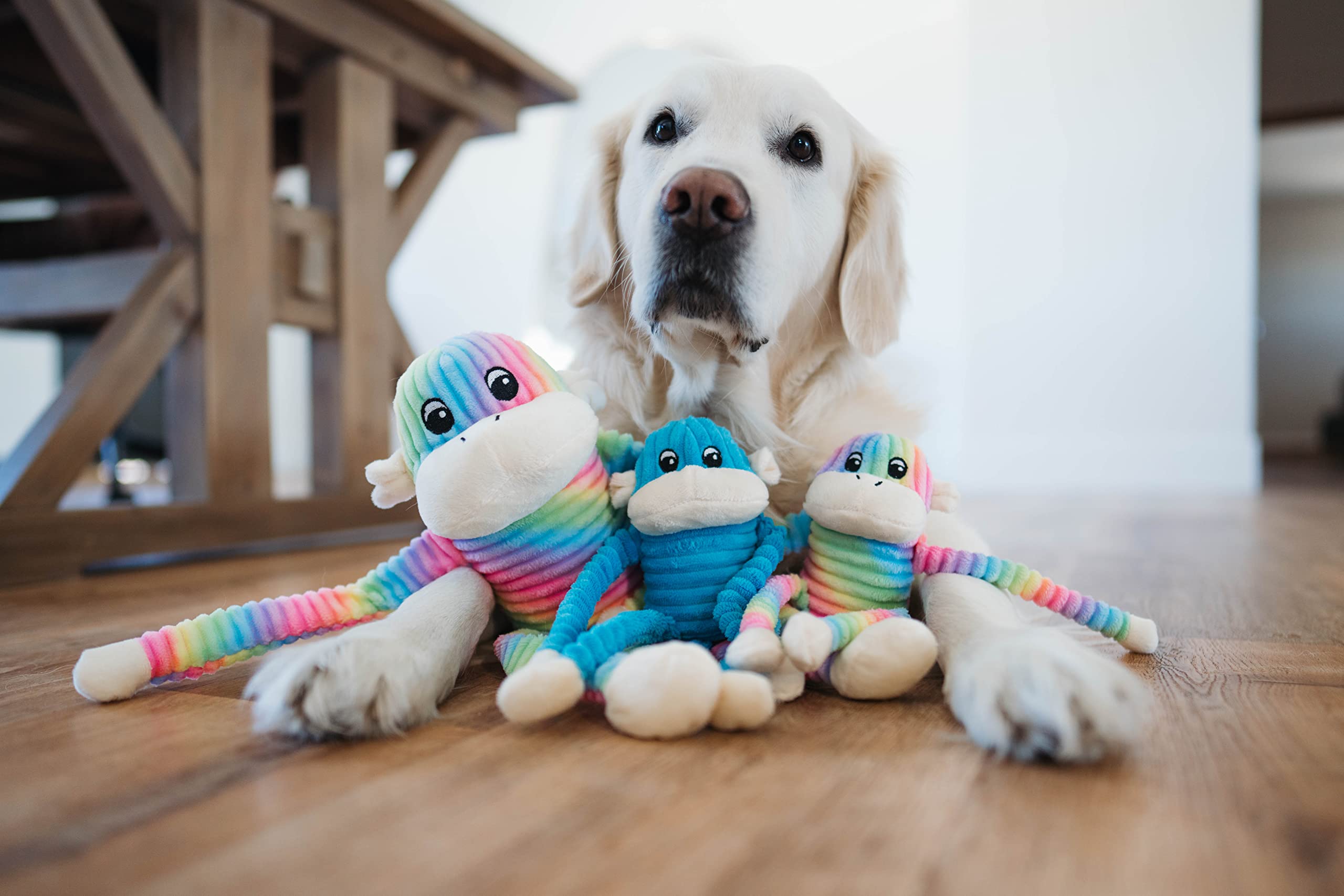Juguete ZippyPaws mono crujiente apto para perros de todas las edades.