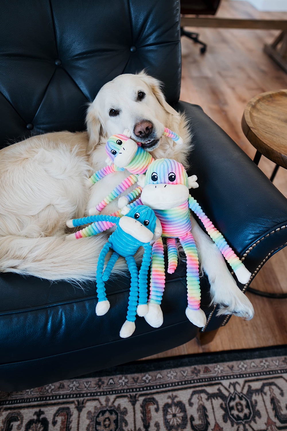 Juguete ZippyPaws mono texturas suaves para abrazar y morder.