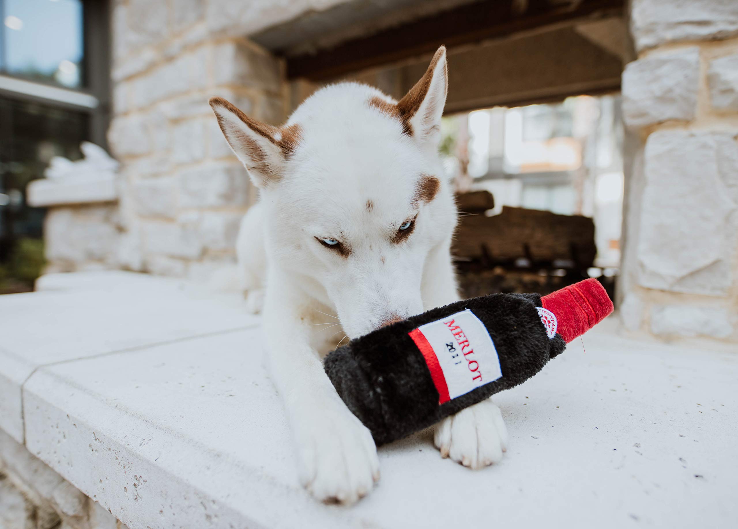 ZippyPaws Happy Hour Crusherz Merlot: diseño duradero para perros activos y enérgicos.