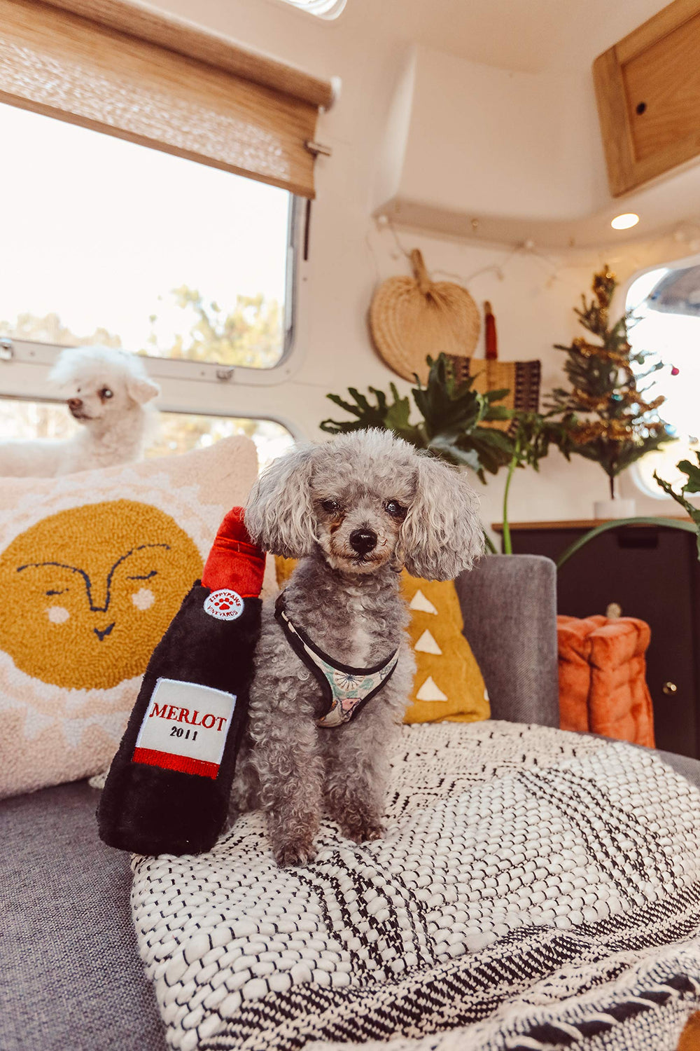 ZippyPaws Happy Hour Crusherz Merlot: textura suave para comodidad durante el juego.