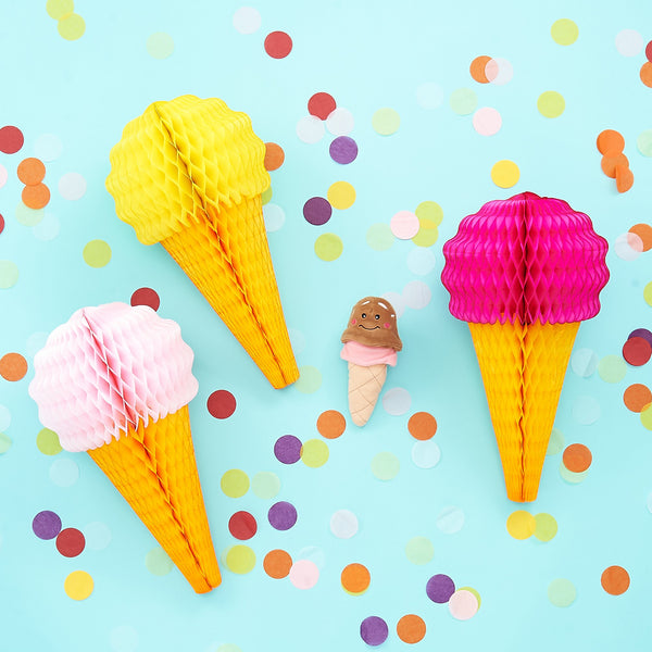 Detalle de helado en peluche que atrae miradas y curiosidad.
