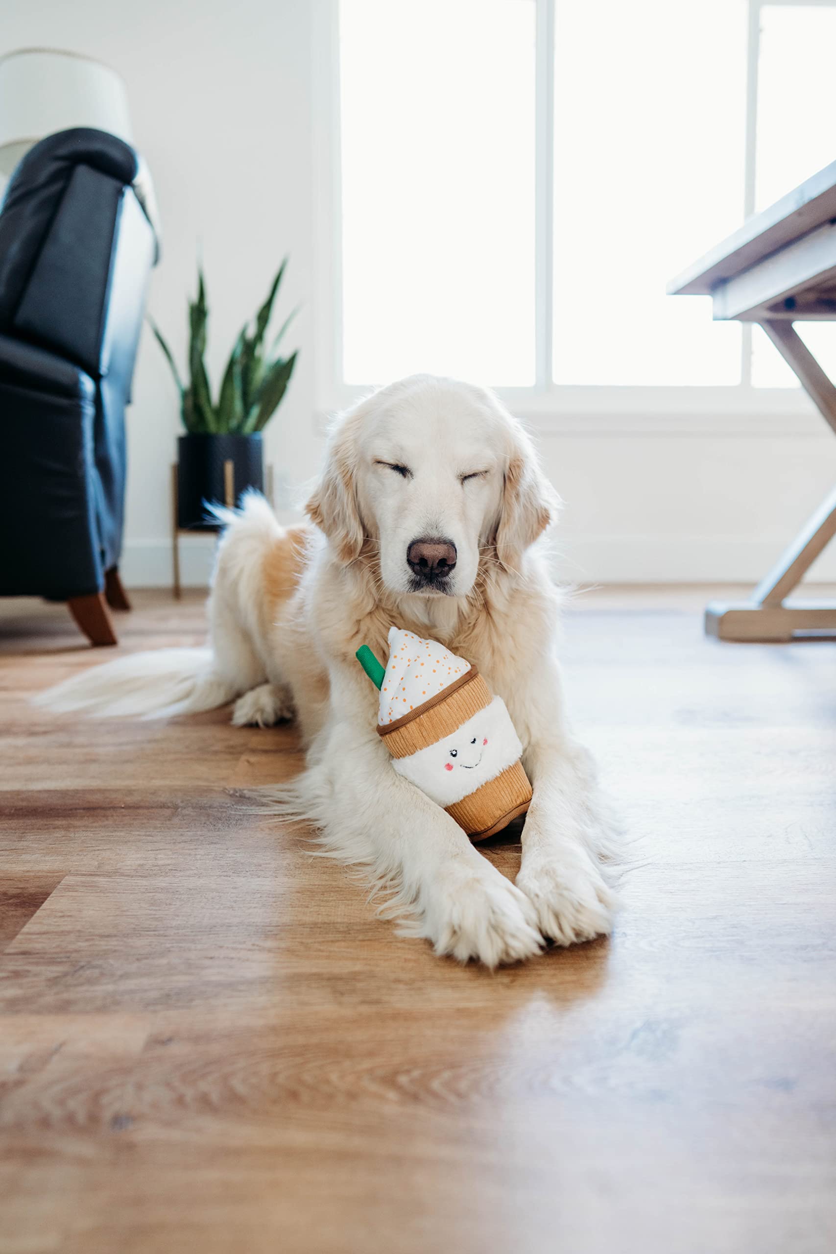 ZippyPaws NomNomz Puppuccino detalle crema espumosa.