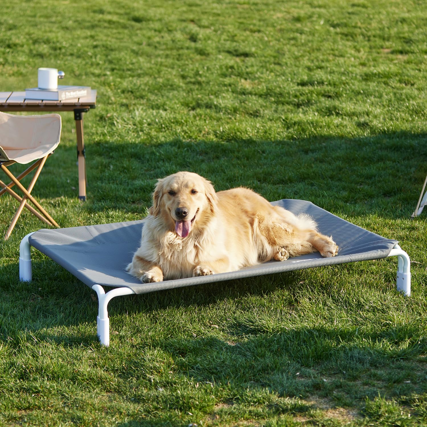 Cama para perros ZOMISIA, detalle de pies antideslizantes para seguridad en suelos.