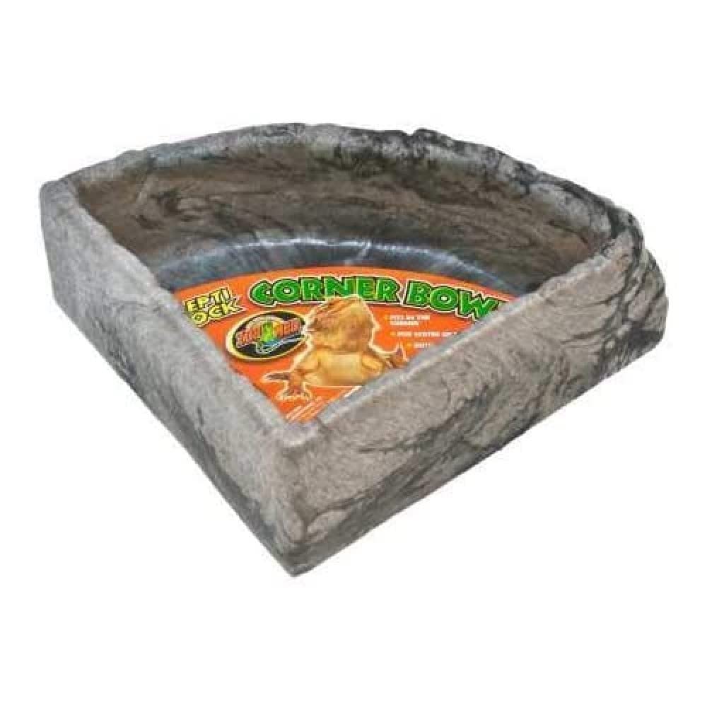 Cuenco de Zoo Med en esquina con roca grande, ideal para remojar reptiles.