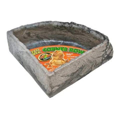 Cuenco de Zoo Med en esquina con roca grande, ideal para remojar reptiles.