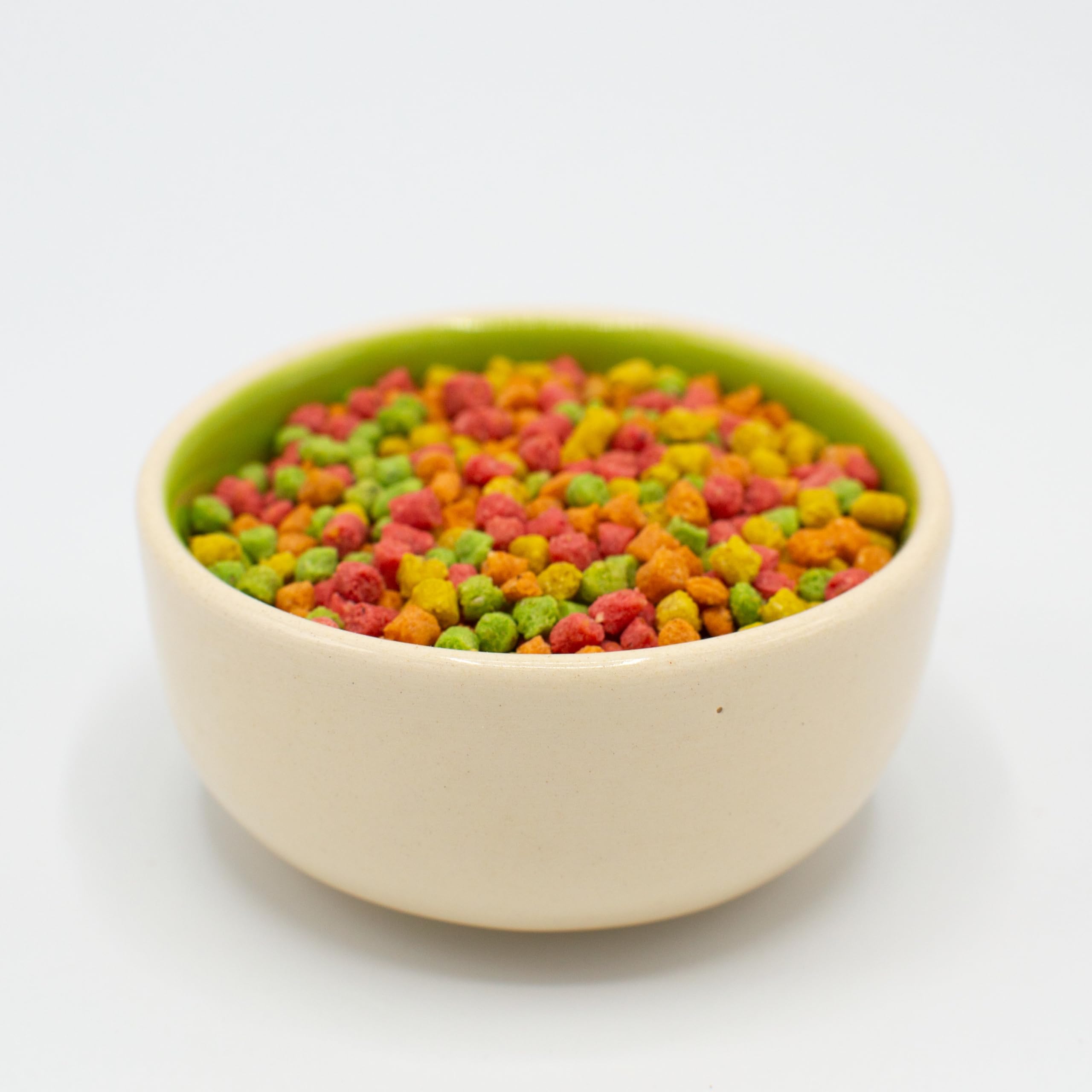 ZuPreem FruitBlend en la jaula, opción práctica para cuidados diarios.